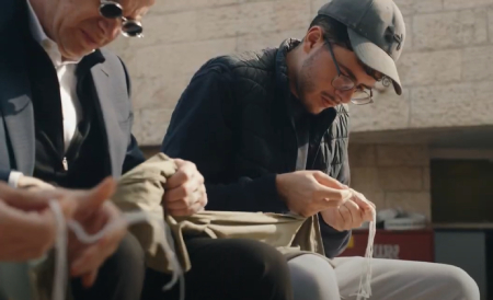 Knotting tzitzis to knotty Gemaras